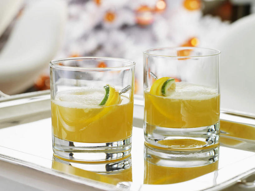 果汁,无人,横图,俯视,室内,特写,白天,餐桌,桌子,柑橘,柠檬,杯子,餐具,水果,切开,阴影,朦胧,模糊,新鲜,光线,碟子,盘,影子,生食,食品,果实,饮品,柠檬汁,玻璃制品,食物,饮料,三个,盘子,水杯,碟,切,有机食品,绿色食品,餐台,可口,橘子汁,剖面,切面,适口,玻璃杯,益母果,柠果,橘子,桔子,橙子,橙,彩图,高角度拍摄