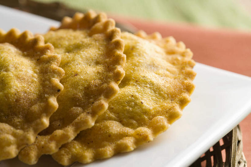 馄饨,面食,面条,意大利面,无人,横图,俯视,室内,特写,白天,西餐,餐桌,桌子,餐具,一堆,阴影,堆叠,堆积,朦胧,模糊,光线,碟子,盘,影子,面,油炸,料理,食品,食物,一个,盘子,碟,金色,西式,单个,餐台,堆,彩图,高角度拍摄