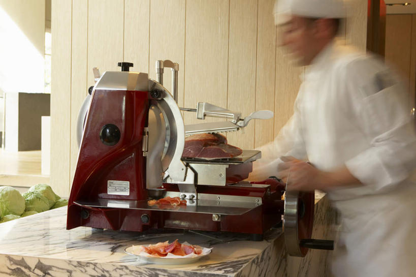 西方人,一个人,厨师,站,横图,室内,特写,白天,侧面,工作服,制服,餐桌,桌子,餐具,帽子,欧洲,欧洲人,仅一个男性,仅一个人,仅一个中年男性,握,阴影,朦胧,模糊,光线,布料,碟子,盘,影子,肉,拿,布纹,拿着,注视,火腿,猪肉,肉类,桌布,盘子,餐巾,碟,台布,观察,看,站着,握着,餐台,观看,察看,关注,厨师帽,肉食,豚肉,绞肉机,工作制服,男人,男性,中年男性,白种人,厨师长,厨子,大厨,主厨,站立,半身,彩图,工作套服