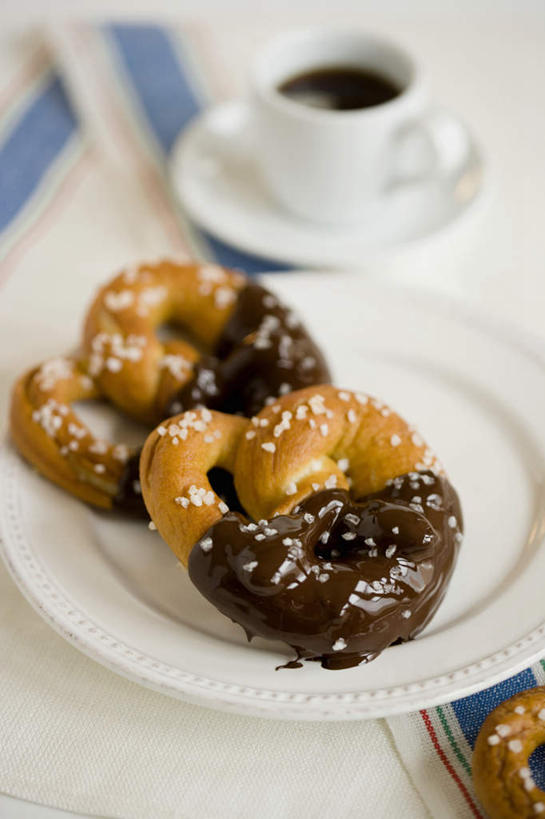 点心,咖啡,无人,竖图,俯视,室内,特写,白天,植物,餐桌,桌子,豆,杯子,餐具,阴影,光线,瓷器,碟子,盘,影子,豆类,豆子,调味,香料,佐料,食品,咖啡杯,陶瓷制品,食物,两个,盘子,碟,饼干,咖啡豆,零食,餐台,配料,瓷杯,椒盐,豆科,作料,咖啡因,彩图,高角度拍摄