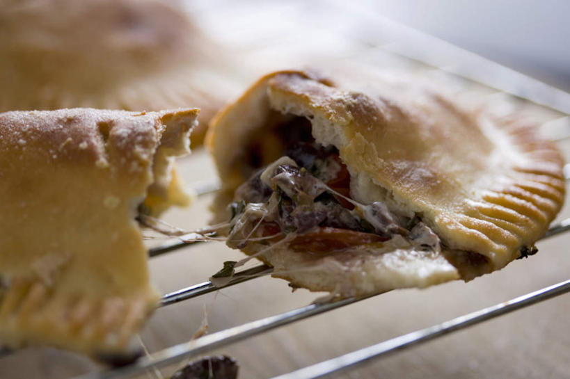 无人,横图,俯视,室内,特写,白天,餐桌,桌子,蔬菜,金属制品,阴影,朦胧,模糊,新鲜,光线,金属,影子,馅饼,架子,食物,一个,有机食品,绿色食品,单个,餐台,彩图,高角度拍摄