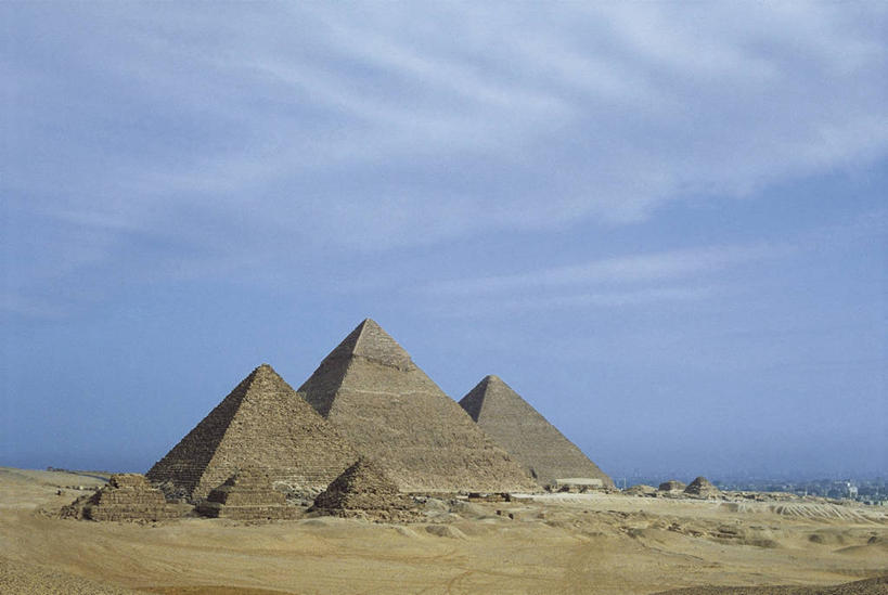 无人,横图,室外,白天,旅游,度假,美景,名胜古迹,沙漠,地标,建筑,非洲,埃及,遗迹,地平线,景观,辽阔,地面,古迹,历史,文物,娱乐,古建筑,风景,天空,自然,地标建筑,享受,休闲,广阔,旅游胜地,景色,金字塔,放松,摄影,宁静,一望无际,考古学,陵墓,中东,自然风光,延伸,古文明,天地相交,吉萨,吉萨金字塔,胡夫金字塔,海夫拉金字塔,门卡乌拉金字塔,古代七大奇迹,阿拉伯埃及共和国,金字塔之国,棉花之国,古夫王金字塔,卡拉夫王金字塔,孟卡拉王金字塔,方锥形,阿非利加洲,无边无际,一马平川,古埃及文明,古代文明,美术工艺,彩图,标志性建筑,过去