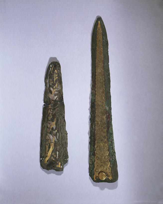 无人,竖图,蓝色背景,古代,两个,摄影,古希腊,古代文明,刀刃,美术工艺,彩图,影棚拍摄,匕首,过去