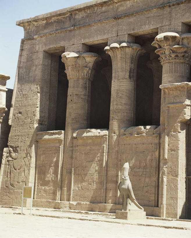 无人,竖图,室外,白天,建筑,雕塑,非洲,埃及,神话,艺术,鸟类,雕像,历史,文化,废墟,古代,地标建筑,摄影,考古学,中东,手艺,传说,阿拉伯埃及共和国,金字塔之国,棉花之国,阿非利加洲,守护神,古埃及文明,古代文明,荷鲁斯,美术工艺,埃德富,埃德富神庙,荷鲁斯神殿,法老守护神,埃及神话,王冠,老鹰,彩图,神,过去