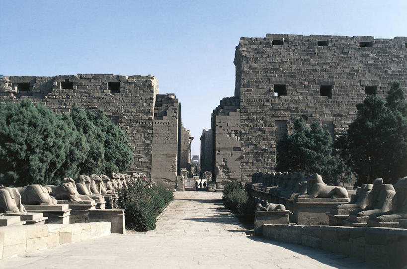 无人,横图,室外,白天,建筑,雕塑,埃及,一排,整齐,雕像,庭院,历史,废墟,排列,地标建筑,摄影,考古学,中东,队列,公羊,卡尔纳克神殿,万里无云,斯芬克斯,古埃及文明,古代文明,彩图,旅行,神,过去,阿蒙神,埃及卢克索