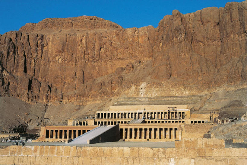 无人,横图,室外,白天,侧面,山,城市,建筑,非洲,埃及,柱子,山谷,历史,废墟,地标建筑,摄影,考古学,中东,万里无云,首府,卢克索,阿拉伯埃及共和国,金字塔之国,棉花之国,阿非利加洲,卢克索省,古埃及文明,古代文明,底比斯,美术工艺,彩图,过去,埃及卢克索