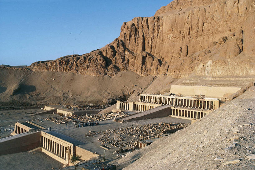 无人,横图,俯视,室外,白天,山,城市,建筑,非洲,埃及,柱子,山谷,历史,废墟,地标建筑,摄影,考古学,中东,万里无云,首府,卢克索,阿拉伯埃及共和国,金字塔之国,棉花之国,阿非利加洲,卢克索省,古埃及文明,古代文明,底比斯,彩图,高角度拍摄,过去,埃及卢克索