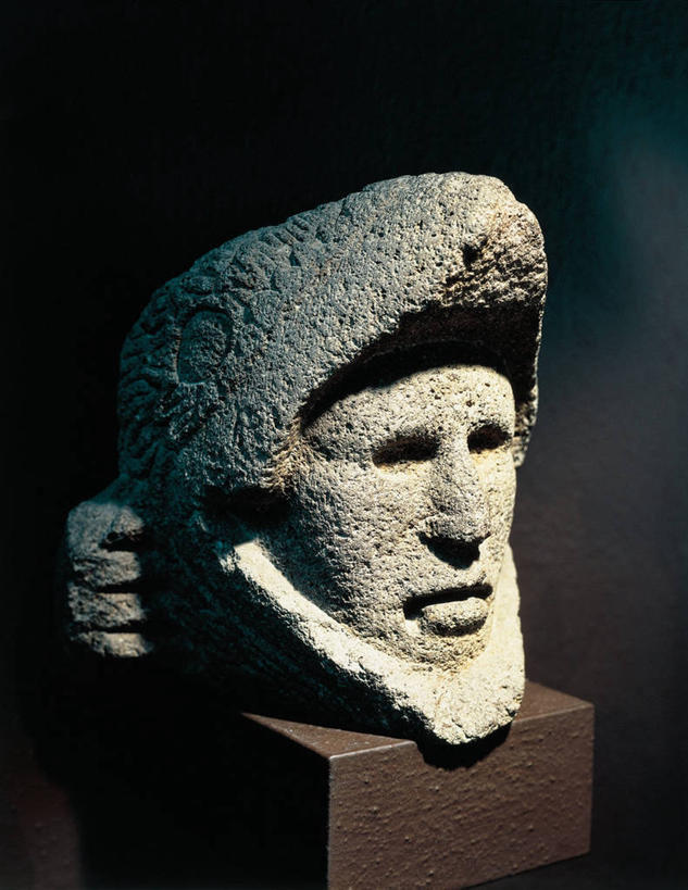 无人,竖图,室外,特写,雕塑,墨西哥,黑色背景,标志,雕像,符号,头盔,历史,标识,古代,一个,摄影,单个,拉丁美洲,性别符号,古代文明,美术工艺,彩图,阿兹特克文明,男性符号,拟人,过去