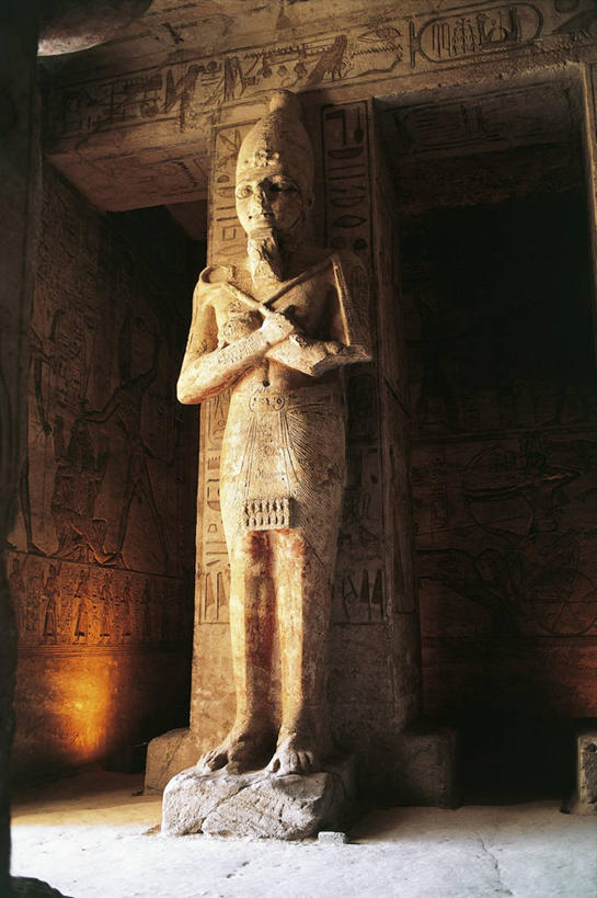 无人,寺庙,站,双手交叉,竖图,室内,城市,建筑,雕塑,非洲,埃及,苏丹,标志,雕像,符号,头饰,历史,标识,古代,地标建筑,摄影,宗教,巨大,庞大,照亮,考古学,双手抱胸,中东,象形文字,法老,宗教建筑,北非,首府,阿拉伯埃及共和国,金字塔之国,棉花之国,阿斯旺,阿斯旺省,阿非利加洲,性别符号,宏大,硕大,伟大,古埃及文明,古代文明,拉美西斯二世大神殿,苏丹共和国,努比亚,库赖迈,彩图,传统服装,旅行,努比亚文物遗址,努比亚遗址,男性符号,过去