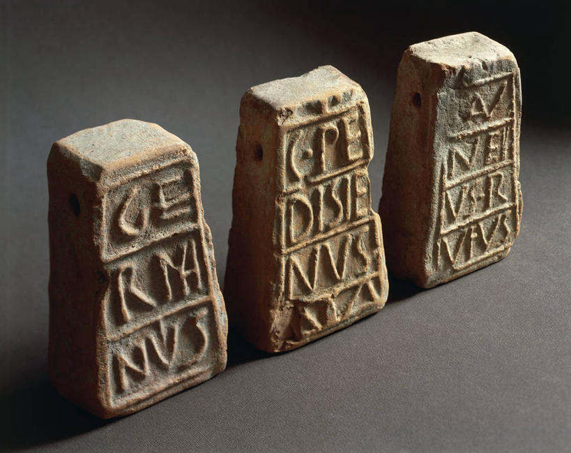 无人,横图,一排,灰色背景,整齐,并排,标志,文字,字符,字母,历史,标识,古罗马,古代,排列,三个,灰色,重量,摄影,队列,手艺,古代文明,美术工艺,彩图,影棚拍摄,雕刻术,过去