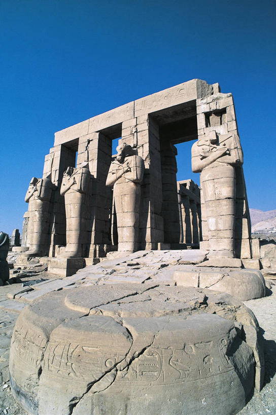 无人,竖图,室外,白天,旅游,度假,美景,建筑,雕塑,埃及,标志,雕像,符号,柱子,景观,历史,娱乐,标识,废墟,自然,地标建筑,享受,休闲,景色,放松,摄影,考古学,中东,自然风光,万里无云,性别符号,古埃及文明,古代文明,拉美西斯二世大神殿,彩图,旅行,男性符号,过去,埃及卢克索