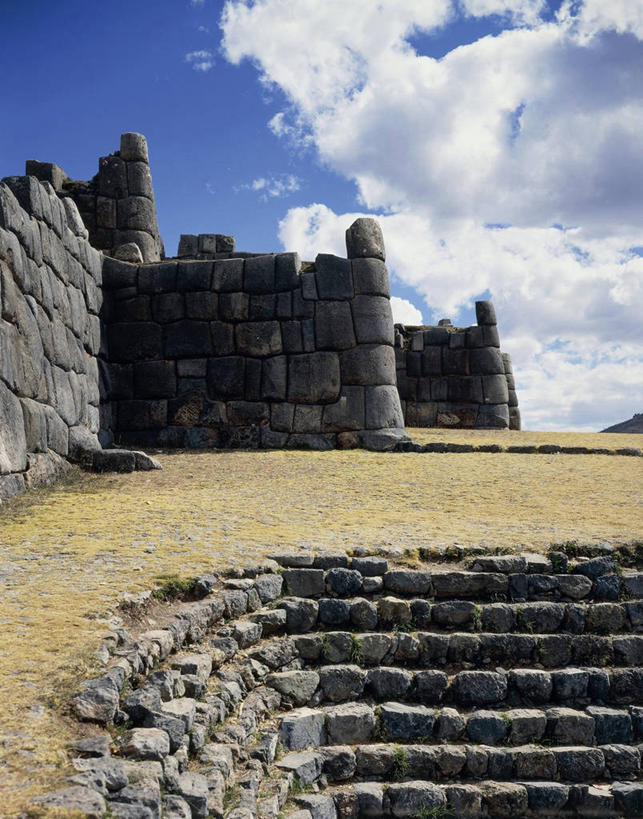 无人,竖图,室外,白天,仰视,建筑,秘鲁,历史,石墙,废墟,地标建筑,南美,摄影,考古学,南美洲,拉丁美洲,要塞,美洲,秘鲁共和国,库斯科,首府,印加遗址,亚美利加洲,南亚美利加洲,玉米之仓,库斯科省,彩图,低角度拍摄,萨克萨瓦曼,萨克塞华曼,萨克塞瓦曼,库斯科大区,过去
