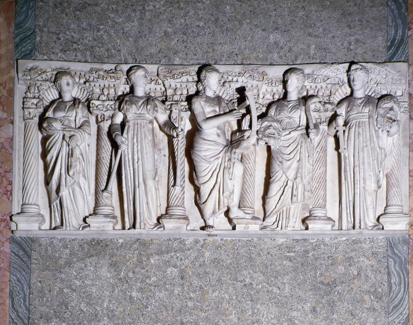 无人,模特,横图,室内,特写,太阳,雕塑,一排,表演,神话,整齐,标志,长袍,符号,柱子,大理石,乐器,小号,音乐,标识,古罗马,排列,摄影,队列,石棺,性别符号,七弦琴,美术工艺,模特儿,彩图,男性符号