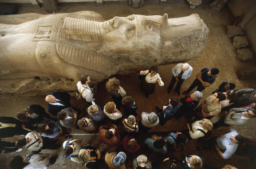 成年人,导游,站,举,横图,俯视,室内,白天,城市,雕塑,非洲,埃及,开罗,行人,游客,游人,标志,雕像,符号,头饰,首都,许多人,标识,路人,旅客,地标建筑,托,一群人,人体,摄影,巨大,庞大,部分,中东,法老,比例,首府,阿拉伯埃及共和国,金字塔之国,棉花之国,阿非利加洲,开罗省,性别符号,宏大,硕大,伟大,古埃及文明,古代文明,过客,孟菲斯,男人,女人,手臂,举起,举手,举着,向上举,向上伸,向上托,彩图,高角度拍摄,男性符号