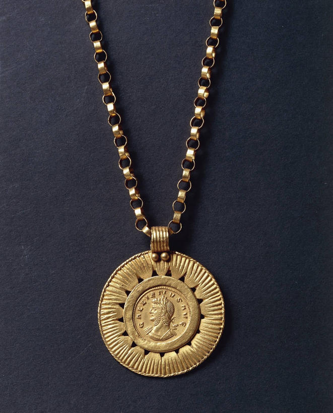 无人,竖图,特写,珠宝,圆形,古罗马,一个,摄影,单个,铁环,锁链,链条,束缚,限制,约束,古代文明,美术工艺,彩图,影棚拍摄