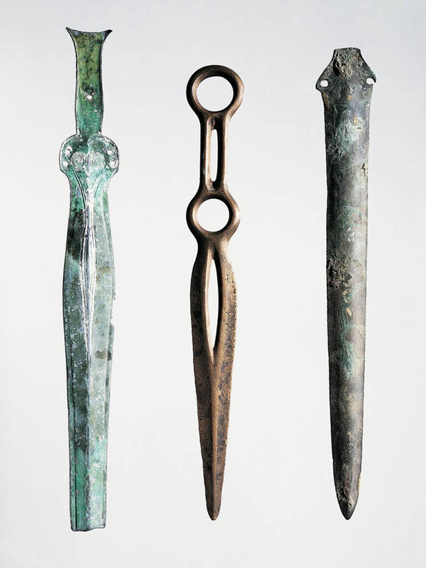 无人,竖图,特写,白色背景,意大利,一排,整齐,排列,三个,武器,摄影,剑,队列,威尼托大区,古代文明,美术工艺,史前时代,彩图,影棚拍摄,匕首