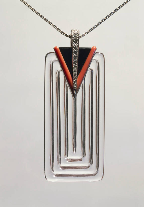 无人,竖图,特写,珐琅,珠宝,吊挂,悬挂,灰色背景,珊瑚,水晶,长方形,挂,钻石,两个,灰色,摄影,项坠,美术工艺,彩图,影棚拍摄,金链