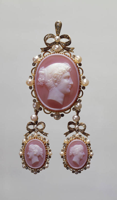 脸,头,脸颊,无人,竖图,特写,侧面,珠宝,灰色背景,珍珠,钻石,肩膀,一个,灰色,摄影,单个,项坠,美术工艺,头部,脸部,脸蛋,面部,彩图,影棚拍摄,浮雕宝石