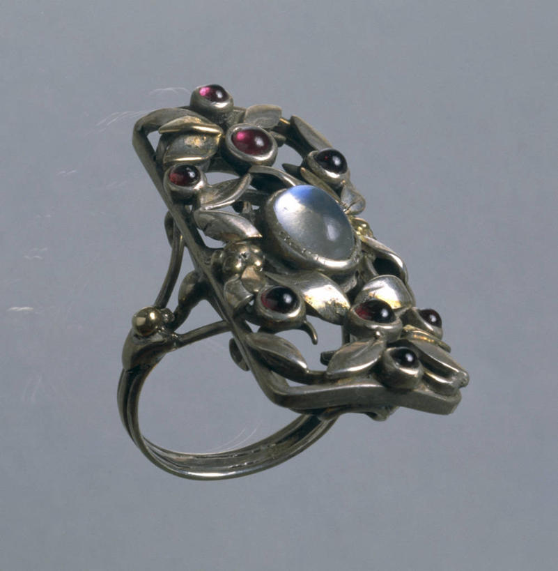 无人,竖图,一个,戒指,摄影,单个,古董,华贵,美术工艺,石榴石,彩图,影棚拍摄,绿玉