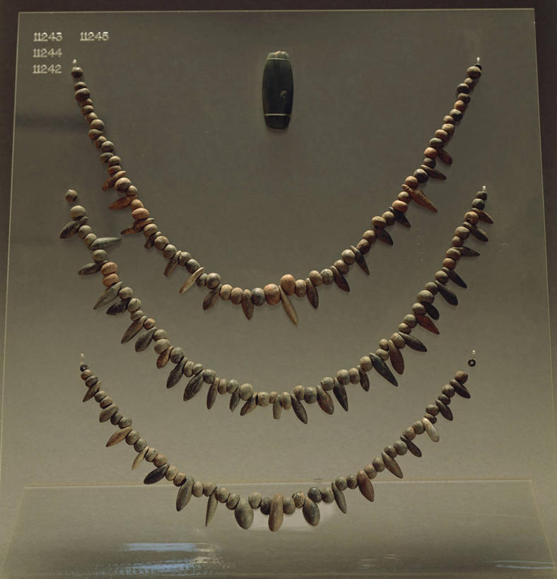 无人,竖图,特写,项链,绿色背景,历史,一个,四个,摄影,单个,考古学,皂石,古代文明,项坠,美术工艺,彩图,影棚拍摄