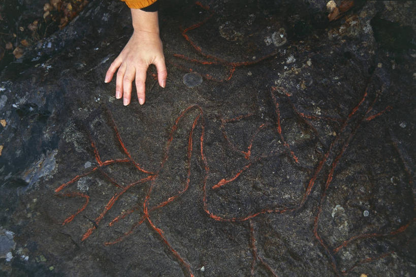 手,一个人,横图,俯视,室外,白天,旅游,绘画,挪威,行人,游客,游人,艺术,装饰,墙,文化,路人,旅客,壁画,墙壁,墙面,人体,摄影,洞穴,华丽,修饰,部分,点缀,考古学,衬托,美观,雅致,雅观,古代文明,美术工艺,过客,史前时代,岩石,触摸,画画,彩图,高角度拍摄,雕刻术