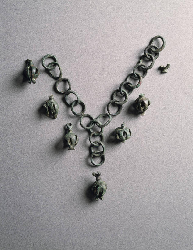 无人,竖图,特写,石榴,项链,灰色背景,历史,一个,灰色,摄影,单个,考古学,创造力,简单,古代文明,项坠,想法,美术工艺,彩图,影棚拍摄