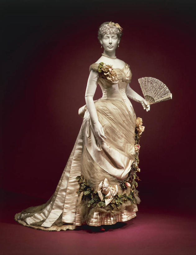 无人,站,竖图,侧面,民族服装,时尚,红色背景,人造模特,扇子,丝绸,扭头,注视,历史,观察,看,转头,摄影,观看,察看,高雅,关注,美术工艺,设计,彩图,影棚拍摄,传统服装,民俗服