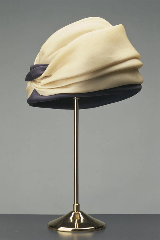 无人,竖图,时尚,帽子,衣架,灰色背景,两个,灰色,摄影,高雅,简单,彩图,影棚拍摄