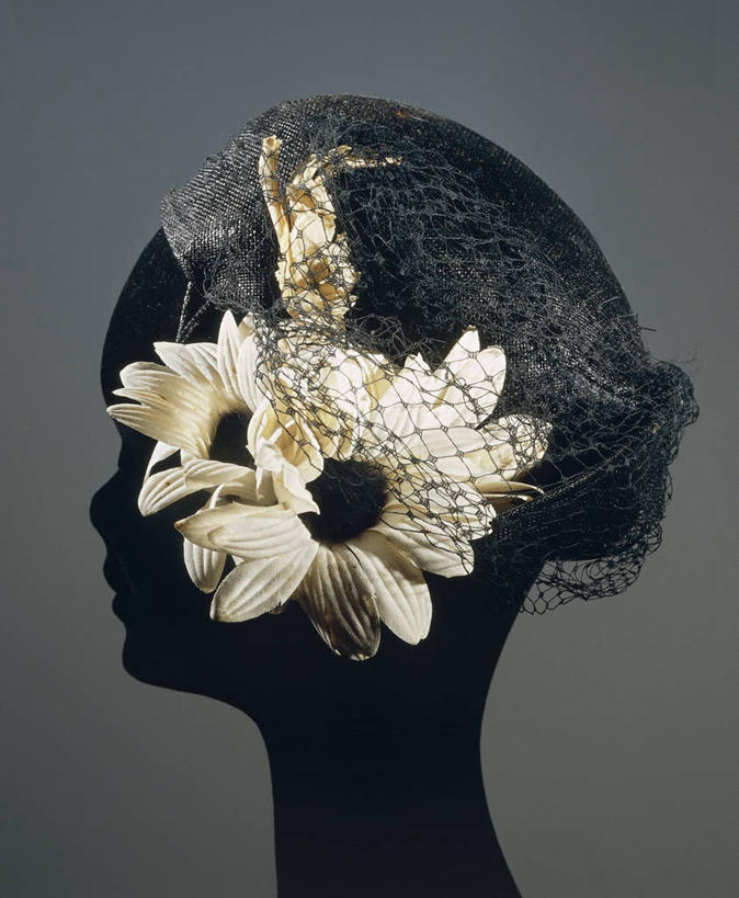 无人,竖图,侧面,时尚,帽子,纺织品,黑色背景,草帽,花边,雏菊,花,摄影,面纱,高雅,剪影,设计,彩图,影棚拍摄,拟人