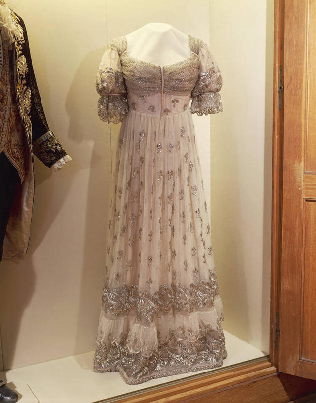 无人,竖图,室内,白天,正面,民族服装,时尚,刺绣,法国,纱布,历史,一个,白色,摄影,单个,展览,高雅,皇后,法国文化,彩图,传统服装,民俗服