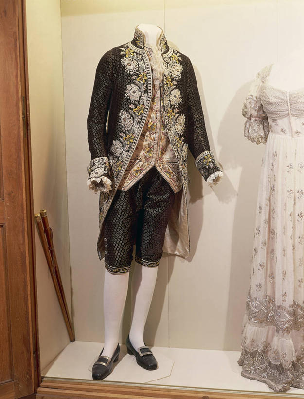 无人,竖图,室内,白天,正面,民族服装,时尚,刺绣,法国,套装,人造模特,历史,两个,摄影,展览,马甲,高雅,皇后,法国文化,茄克,彩图,传统服装,民俗服