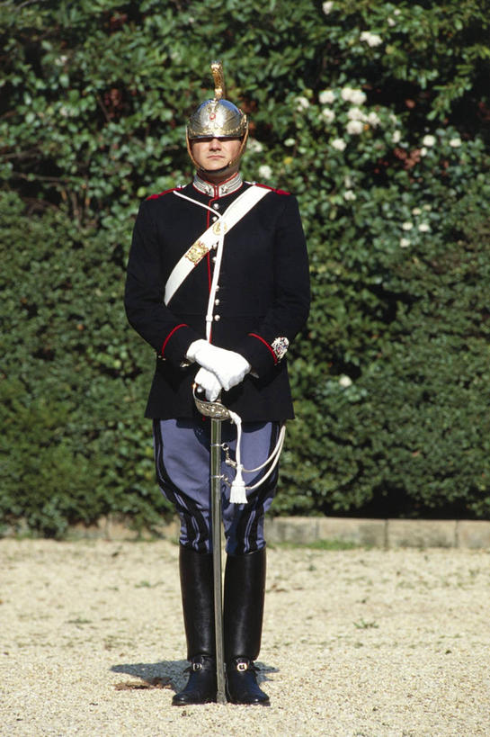 成年人,一个人,站,竖图,室外,白天,正面,植物,仅一个男性,仅一个人,士兵,军事,头盔,头饰,历史,仅一个年轻男性,靠,靠着,摄影,肖像,军服,男人,男性,年轻男性,年轻人,彩图,马刀