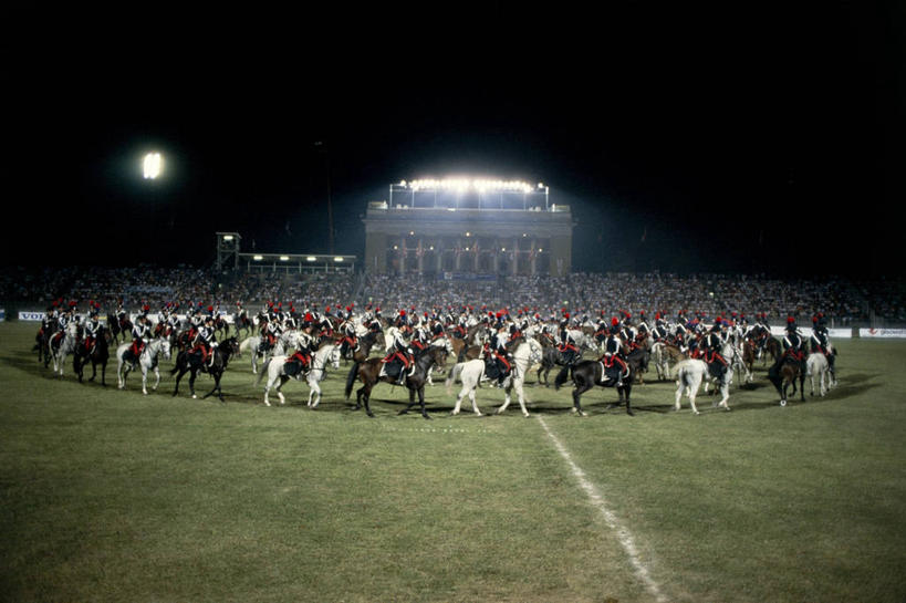 足球场,横图,室外,夜晚,制服,建筑,马,意大利,一群,许多,丰富,军事,很多,许多人,历史,体育场,一群人,家畜,摄影,照亮,军服,警官,队服,米兰,一致,彩图,传统服装,传统文化,宪兵,泛光照明