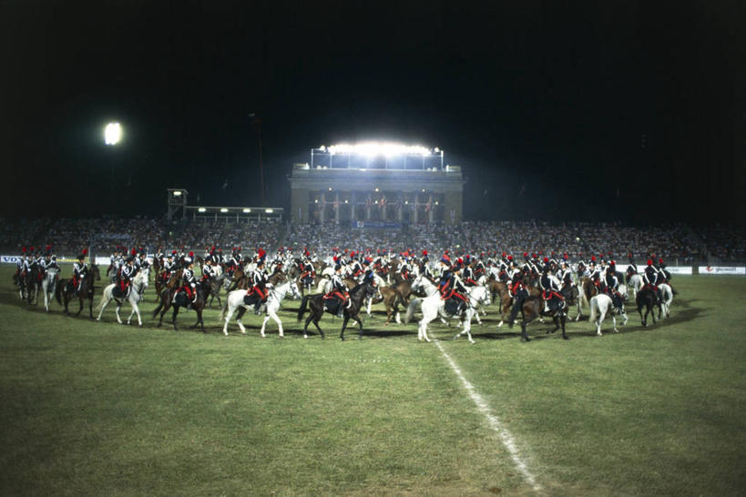 足球场,横图,室外,夜晚,制服,建筑,马,意大利,一群,许多,丰富,军事,很多,许多人,历史,体育场,一群人,家畜,摄影,照亮,军服,警官,队服,米兰,一致,彩图,传统服装,传统文化,宪兵,泛光照明