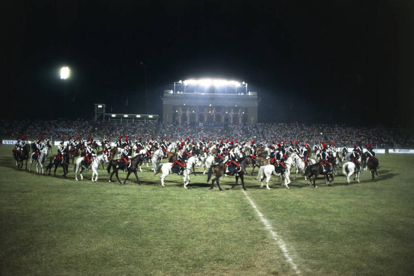 足球场,横图,室外,夜晚,制服,建筑,马,意大利,一群,许多,丰富,军事,很多,许多人,历史,体育场,一群人,家畜,摄影,照亮,军服,警官,队服,米兰,一致,彩图,传统服装,传统文化,宪兵,泛光照明