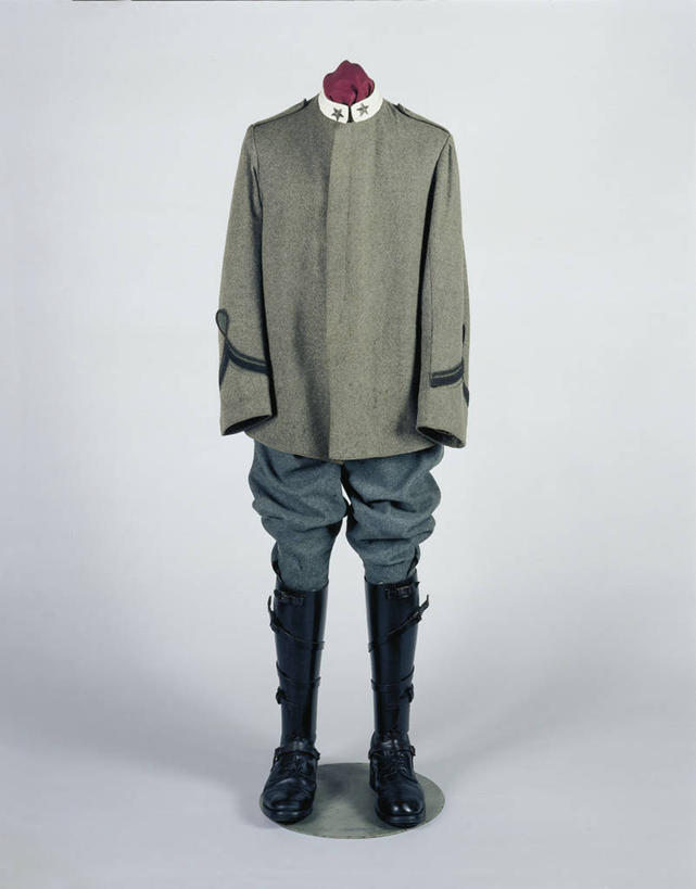 无人,竖图,特写,正面,民族服装,灰色背景,军事,历史,一个,灰色,摄影,单个,军服,马靴,美术工艺,彩图,影棚拍摄,传统服装,民俗服,第一次世界大战