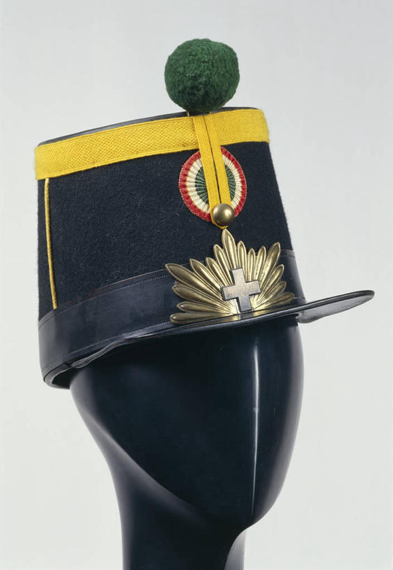 无人,竖图,特写,正面,民族服装,灰色背景,军事,十字架,历史,一个,黑色,灰色,鸭舌帽,摄影,单个,简单,军服,意大利文化,18世纪,手摇花,盾形徽章,美术工艺,彩图,影棚拍摄,传统服装,民俗服