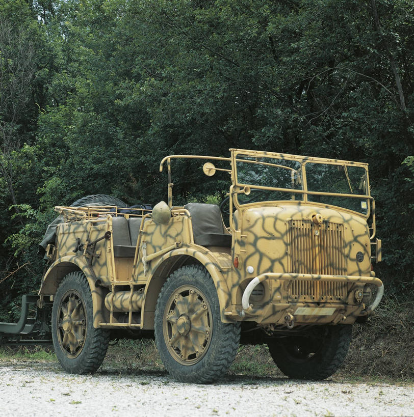 无人,竖图,方图,室外,白天,侧面,军事,历史,一个,黄色,绿色,运输,摄影,单个,工程,第二次世界大战,拖拉机,军用车,彩图