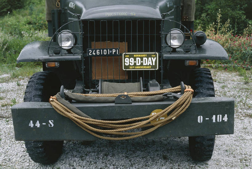 无人,横图,室外,白天,正面,汽车,照明,军事,金属,数字,灯,绳子,灯具,运输,摄影,灌木,照亮,第二次世界大战,照明设备,沙砾,前照灯,前大灯,军用车,车前灯,牌照,大写字母,彩图