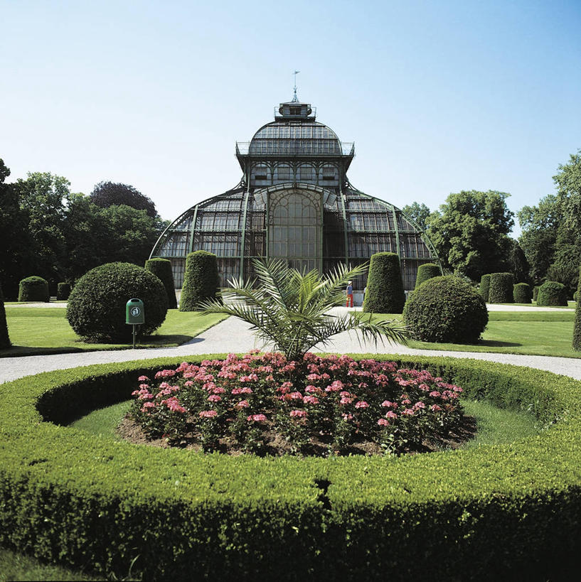 无人,宫殿,方图,室外,白天,植物,建筑,奥地利,欧洲,维也纳,花坛,地面,首都,图像,温室,草,花,天空,地标建筑,摄影,园林,人造,地中海文化,主题,自然现象,欧洲文化,中欧,构图,舍恩布龙宫,彩图,旅行,时空,传统文化,挨着