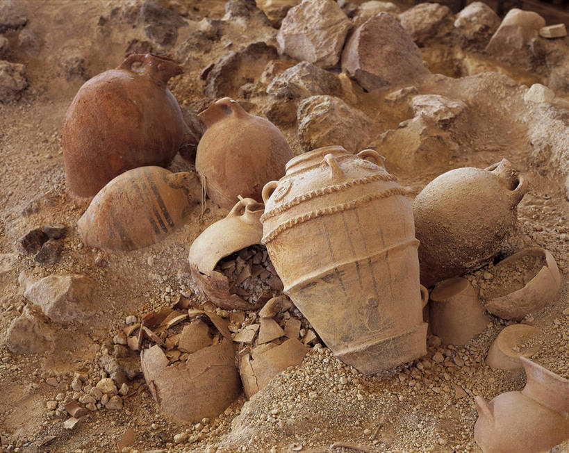 无人,横图,俯视,室外,特写,白天,希腊,欧洲,沙子,陶瓷制品,图像,历史,破坏,破损,概念,陶器,摄影,损坏,考古学,基克拉迪群岛,圣托里尼岛,地中海文化,南欧,希腊文化,主题,毁灭,自然现象,视角,爱琴海群岛,希腊共和国,克里特岛,构图,基克拉泽斯群岛,美术工艺,阿克罗蒂里,彩图,高角度拍摄,旅行,时空,传统文化,双耳罐,状态