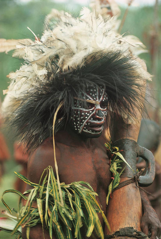 成年人,一个人,竖图,室外,特写,白天,几内亚,巴布亚新几内亚,仅一个男性,朦胧,模糊,头饰,图像,衣服,摄影,年龄,主题,大洋洲,澳大拉西亚,构图,西非,彩图,传统服装,旅行,时空,传统文化