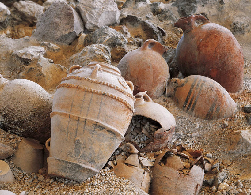 无人,横图,俯视,室外,特写,白天,希腊,欧洲,沙子,陶瓷制品,图像,历史,破坏,破损,概念,陶器,摄影,损坏,考古学,基克拉迪群岛,圣托里尼岛,地中海文化,南欧,希腊文化,主题,毁灭,自然现象,视角,爱琴海群岛,希腊共和国,克里特岛,构图,基克拉泽斯群岛,美术工艺,阿克罗蒂里,岩石,彩图,高角度拍摄,旅行,时空,传统文化,双耳罐,状态