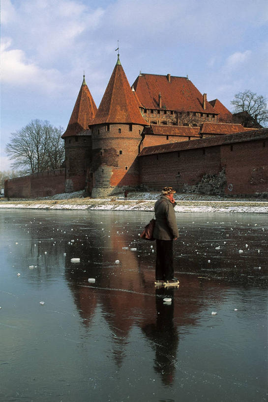 成年人,一个人,码头,站,竖图,室外,白天,侧面,安全,河流,植物,港口,建筑,欧洲,波兰,仅一个男性,阴影,朦胧,模糊,反射,城堡,冰,流水,云,冬天,图像,历史,树,衣服,天空,地标建筑,概念,寒冷,季节,摄影,保护,年龄,人造,风格,要塞,主题,自然现象,视角,哥特式风格,东欧,中欧,构图,波兰共和国,马尔堡,彩图,旅行,摆渡口,埠头,渡口,渡头,港湾,海港,货运码头,口岸,商港,彼得哥什,时空,马尔堡城堡,时代,状态