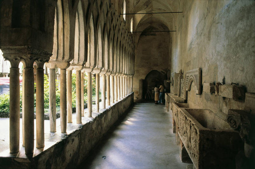 成年人,两个人,横图,室内,白天,建筑,意大利,欧洲,图像,摄影,回廊,年龄,宗教建筑,南欧,主题,意大利共和国,坎帕尼亚,阿马尔菲海岸,阿玛尔菲海岸,构图,阿马尔菲,阿玛菲海岸,坎帕尼亚大区,阿玛菲海岸风景区,萨莱诺,萨莱诺省,男人,男性,女人,女性,彩图,时空