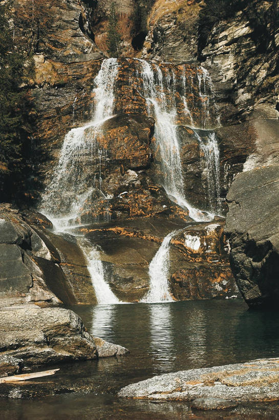 无人,竖图,室外,白天,旅游,度假,美景,瀑布,山,水,反射,景观,流水,图像,娱乐,自然,地标建筑,享受,休闲,概念,景色,放松,摄影,宁静,岩层,自然风光,主题,地貌,构图,岩石,彩图,旅行,时空