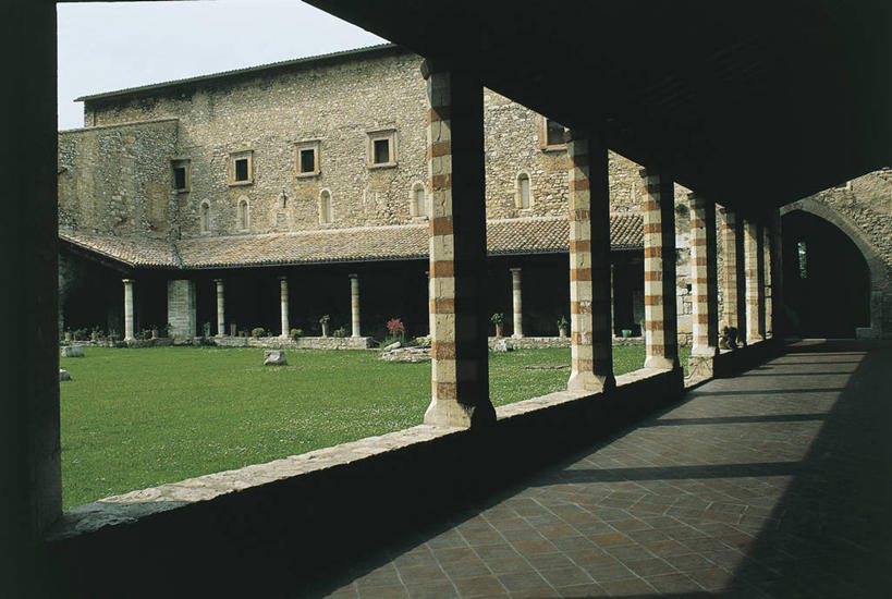 无人,教堂,横图,室外,白天,建筑,意大利,欧洲,阴影,节日,柱子,酒类,图像,文化,酒,草,饮料,绿色,祈祷,健康,许愿,摄影,宗教,回廊,信仰,纪念,祈求,人造,基督教,宗教建筑,地中海文化,南欧,天主教,主题,意大利共和国,首府,蒸馏酒,烈酒,构图,翁布里亚,翁布里亚大区,灵性,佩鲁贾,平安,彩图,旅行,斯波莱托,时空,传统文化