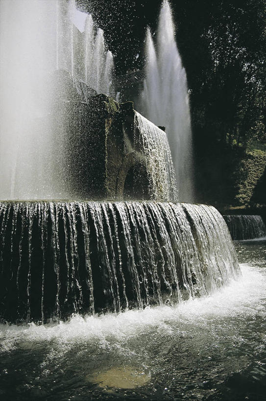 无人,竖图,室外,特写,白天,水,植物,建筑,喷泉,意大利,欧洲,喷,图像,自来水,树,风景,自然,摄影,地中海文化,南欧,主题,拉奇奥,构图,蒂沃利,罗马省,彩图,旅行,哈德良别墅,时空,传统文化,阿德利阿纳村庄