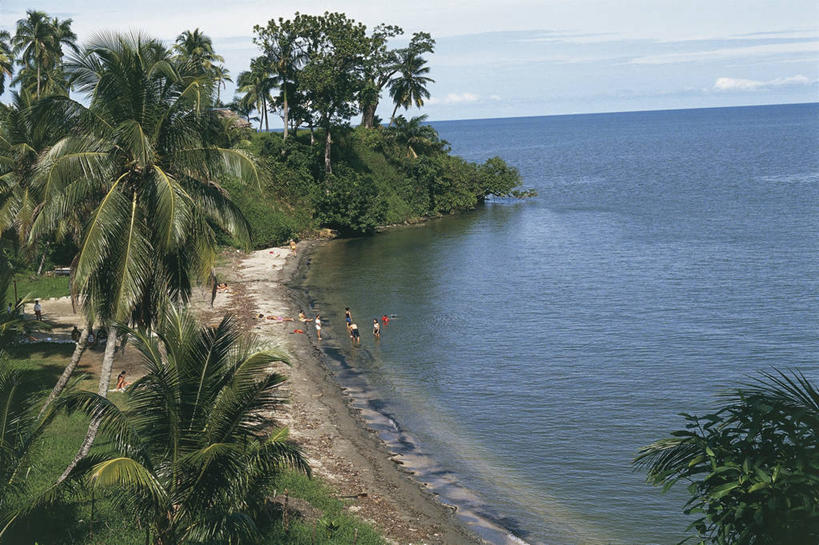 人群,横图,俯视,室外,白天,度假,美景,水,棕榈树,危地马拉,赞比亚,行人,游客,游人,波纹,朦胧,模糊,反射,地平线,海岸线,河岸,景观,水边,水平线,云,图像,路人,旅客,风景,天空,自然,概念,景色,摄影,宁静,中美洲,拉丁美洲,自然风光,主题,美洲,自然现象,视角,蒙大拿州,构图,过客,利文斯敦,自然地理,海滩,彩图,高角度拍摄,旅行,时空
