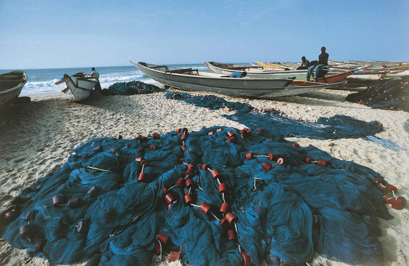 四个人,渔夫,横图,室外,白天,渔业,机器,海洋,水,船,非洲,塞内加尔,准备,朦胧,模糊,沙子,地平线,水平线,图像,天空,概念,机械,运输,摄影,渔网,人造,主题,鱼网,自然现象,万里无云,构图,西非,海滩,彩图,旅行,时空,农业机械